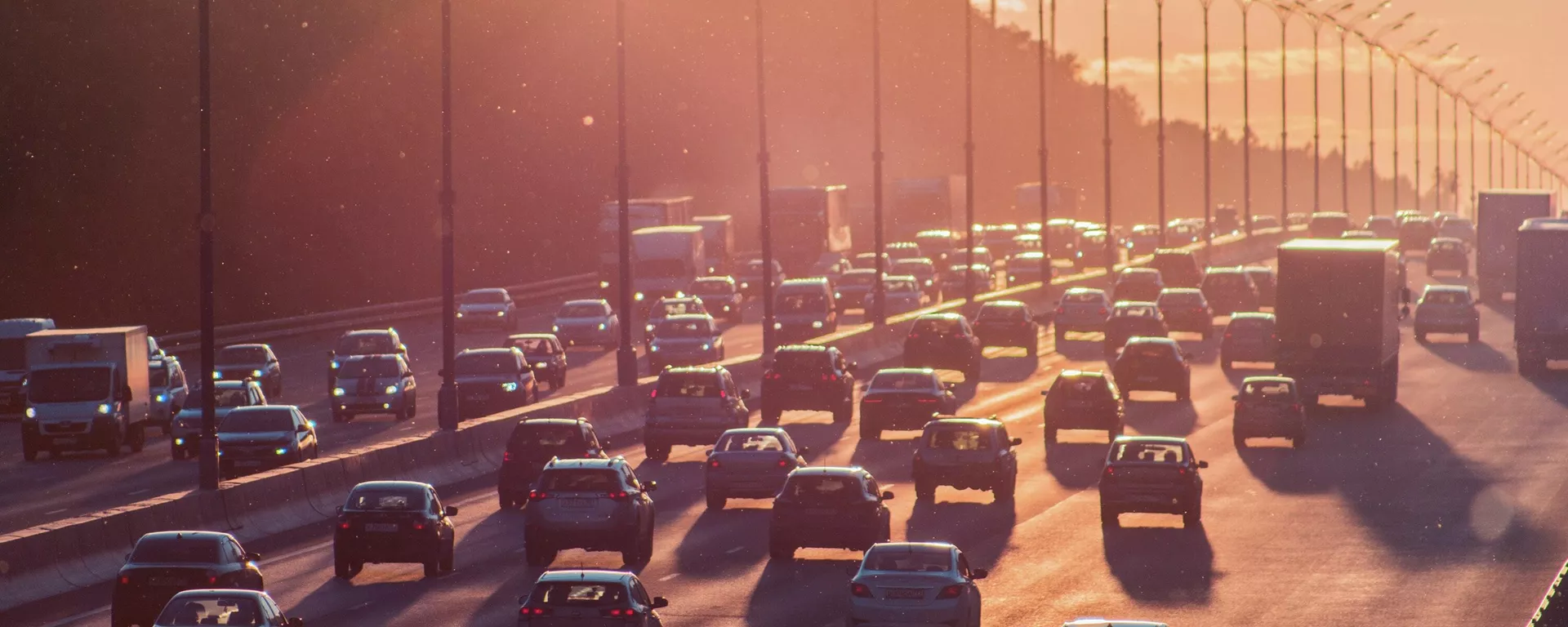 Unos automóviles en una carretera Unos automóviles en una carretera - Sputnik Mundo, 1920, 09.09.2021