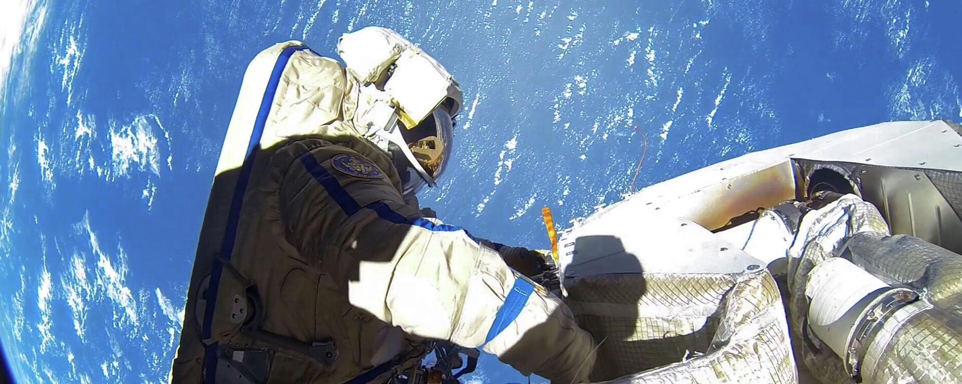 Un cosmonauta ruso durante una caminata espacial - Sputnik Mundo, 1920, 22.02.2022