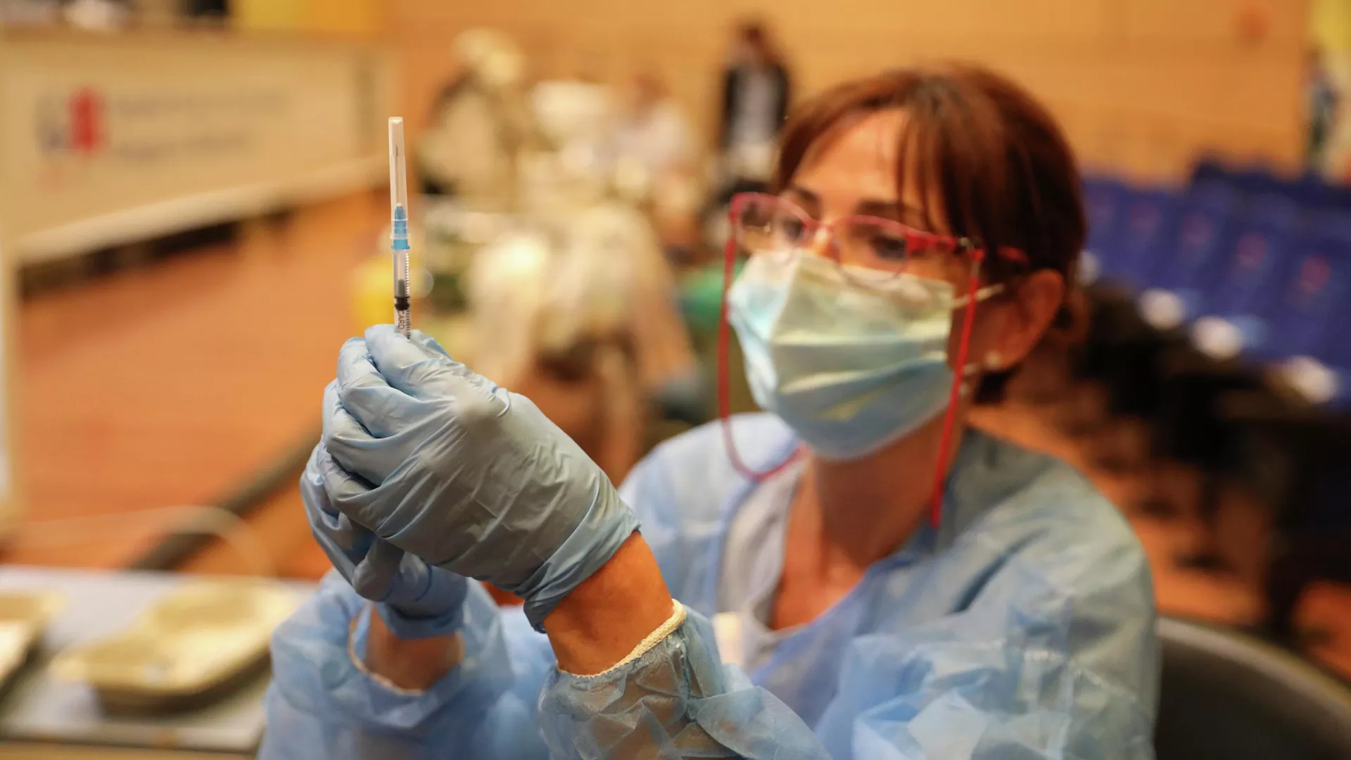 Una sanitaria prepara una vacuna contra el coronavirus - Sputnik Mundo, 1920, 25.01.2022