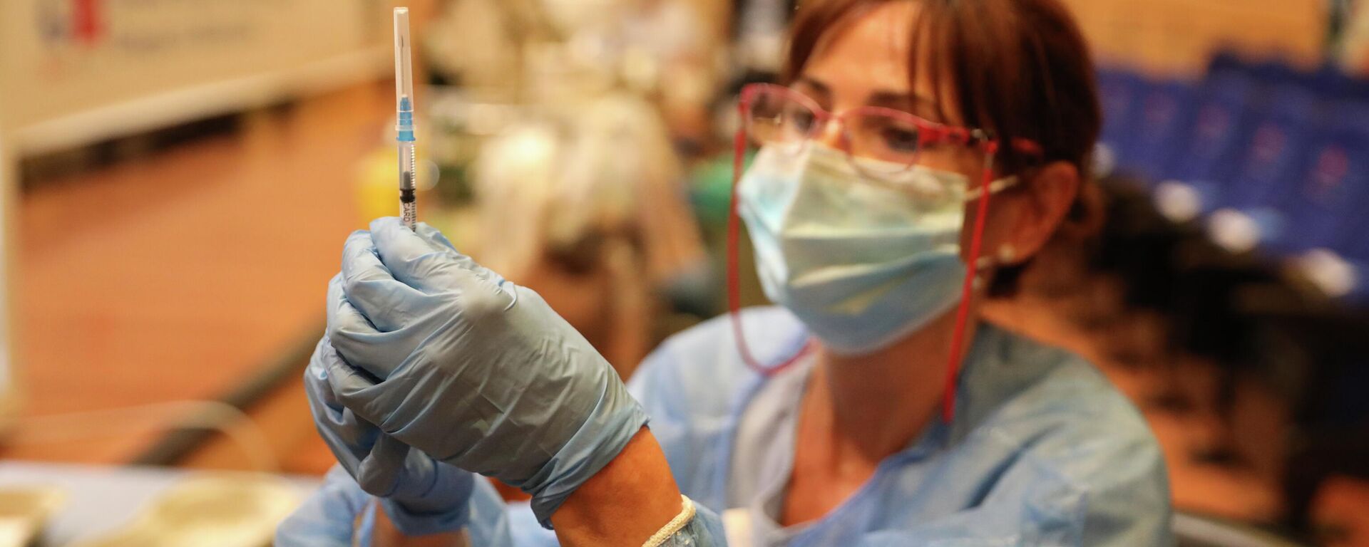 Una sanitaria prepara una vacuna contra el coronavirus - Sputnik Mundo, 1920, 28.10.2021