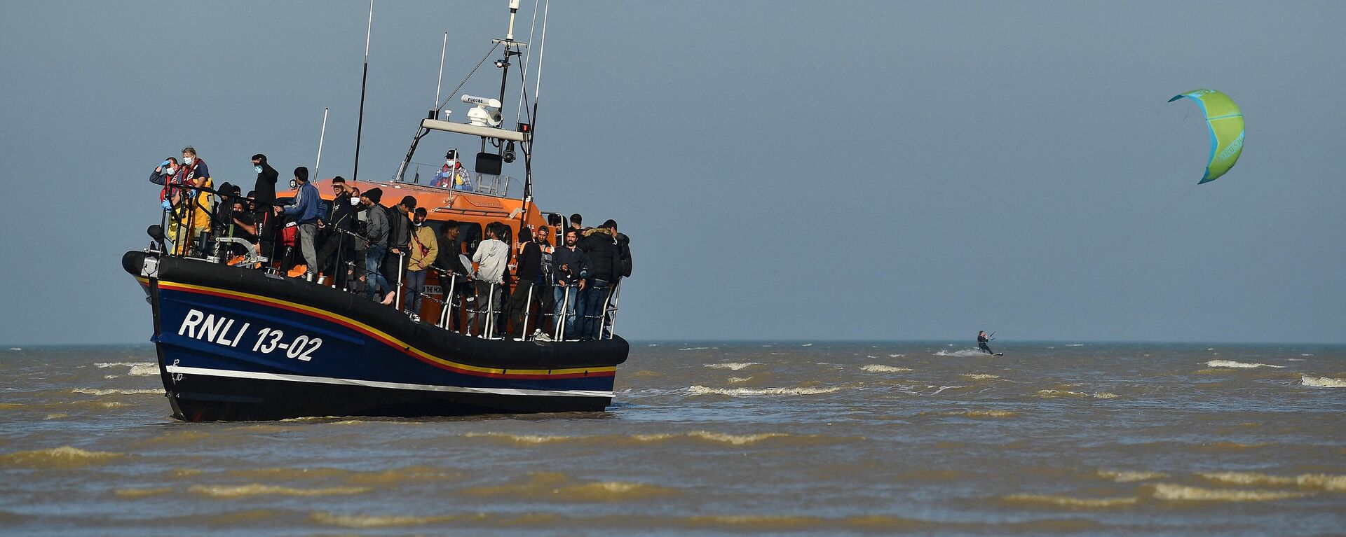 Migrantes en un barco cruzando el canal de la Mancha - Sputnik Mundo, 1920, 10.09.2021