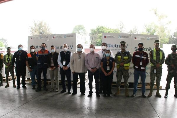 El director general de de los Laboratorios de Biológicos y Reactivos de México Pedro Zenteno Santaella recibiendo embarques de la vacuna rusa Sputnik V - Sputnik Mundo