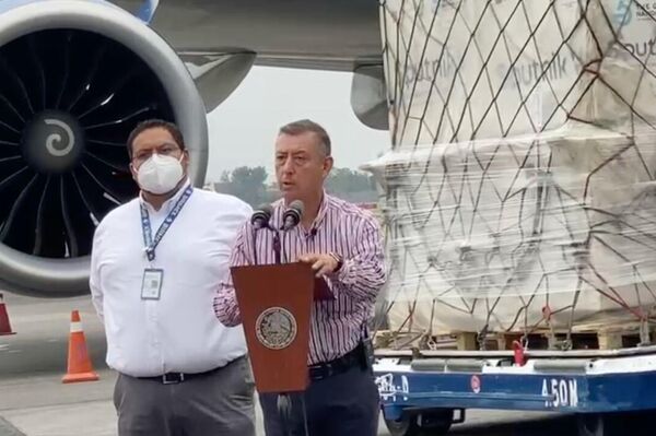 El director general de de los Laboratorios de Biológicos y Reactivos de México Pedro Zenteno Santaella recibiendo embarques de la vacuna rusa Sputnik V - Sputnik Mundo