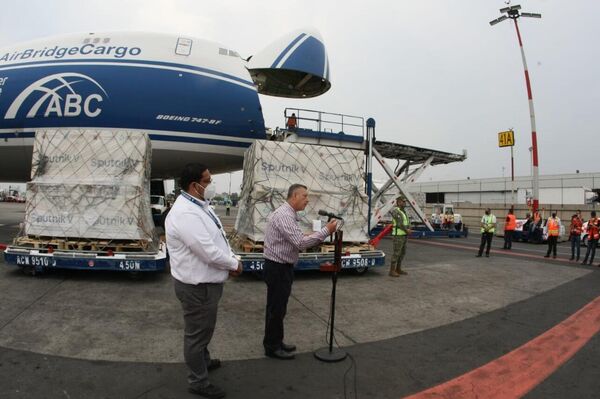 El director general de de los Laboratorios de Biológicos y Reactivos de México Pedro Zenteno Santaella recibiendo embarques de la vacuna rusa Sputnik V - Sputnik Mundo