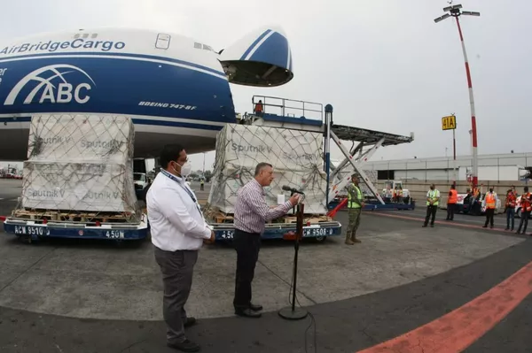 El director general de de los Laboratorios de Biológicos y Reactivos de México Pedro Zenteno Santaella recibiendo embarques de la vacuna rusa Sputnik V El director general de de los Laboratorios de Biológicos y Reactivos de México Pedro Zenteno Santaella recibiendo embarques de la vacuna rusa Sputnik V - Sputnik Mundo