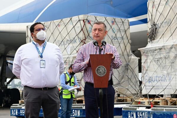 El director general de de los Laboratorios de Biológicos y Reactivos de México Pedro Zenteno Santaella recibiendo embarques de la vacuna rusa Sputnik V - Sputnik Mundo