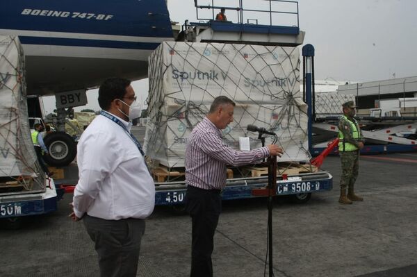El director general de de los Laboratorios de Biológicos y Reactivos de México Pedro Zenteno Santaella recibiendo embarques de la vacuna rusa Sputnik V - Sputnik Mundo