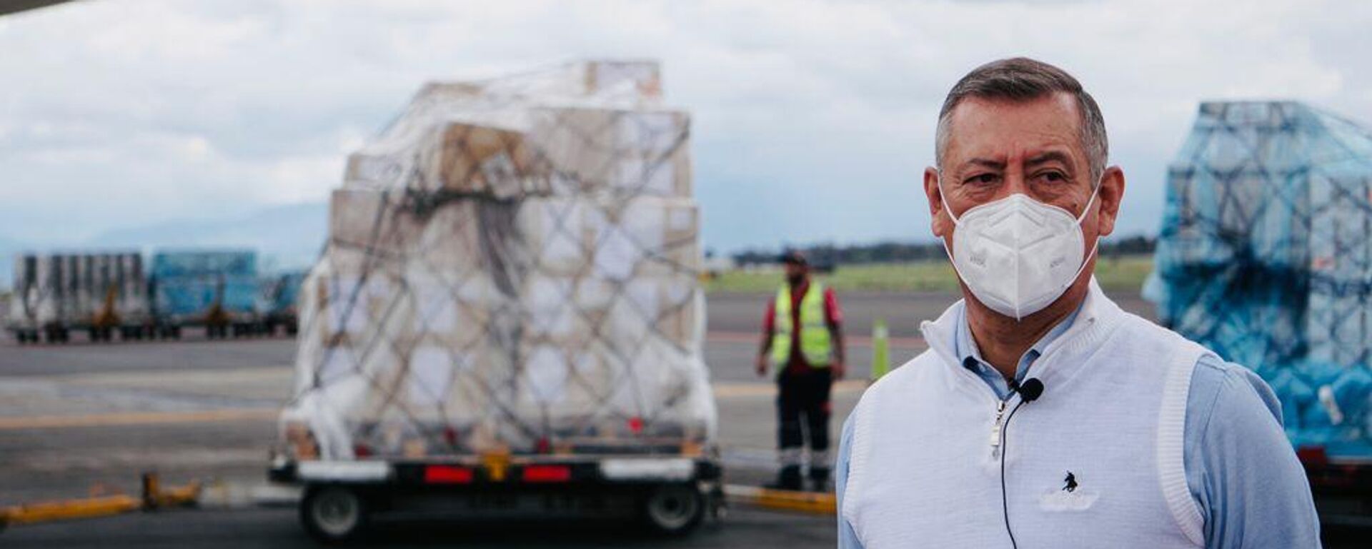 El director general de de los Laboratorios de Biológicos y Reactivos de México Pedro Zenteno Santaella recibiendo embarques de la vacuna rusa Sputnik V - Sputnik Mundo, 1920, 09.09.2021