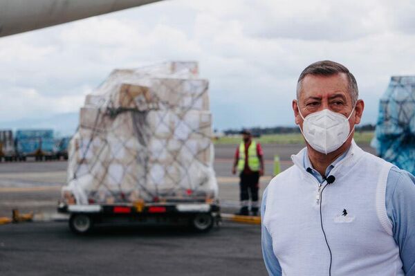 El director general de de los Laboratorios de Biológicos y Reactivos de México Pedro Zenteno Santaella recibiendo embarques de la vacuna rusa Sputnik V - Sputnik Mundo