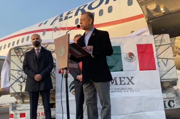 El director general de de los Laboratorios de Biológicos y Reactivos de México Pedro Zenteno Santaella recibiendo embarques de la vacuna rusa Sputnik V - Sputnik Mundo