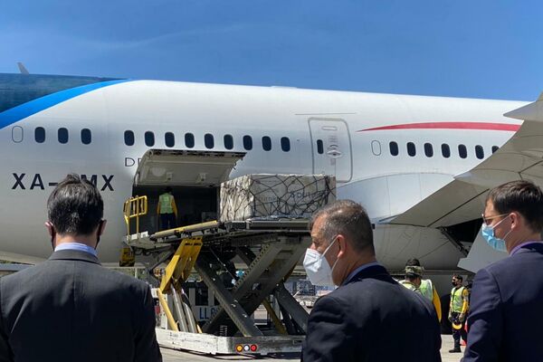 El director general de de los Laboratorios de Biológicos y Reactivos de México Pedro Zenteno Santaella recibiendo embarques de la vacuna rusa Sputnik V - Sputnik Mundo