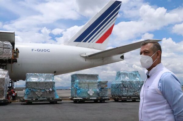 El director general de de los Laboratorios de Biológicos y Reactivos de México Pedro Zenteno Santaella recibiendo embarques de la vacuna rusa Sputnik V - Sputnik Mundo