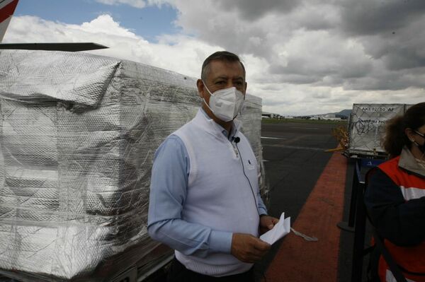 El director general de de los Laboratorios de Biológicos y Reactivos de México Pedro Zenteno Santaella recibiendo embarques de la vacuna rusa Sputnik V - Sputnik Mundo