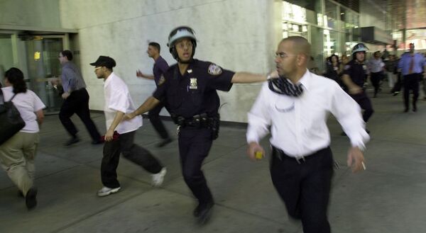 El tercer avión, que cubría la ruta al vuelo 77 de United Airlines, se estrelló contra el Pentágono a las 9:37 (hora local), hizo un agujero en una pared y destruyó las oficinas en varios pisos. Los pasajeros y la tripulación del cuarto avión de pasajeros (vuelo 93 de United Airlines) intentaron quitarle el control del avión a los terroristas, pero la aeronave se estrelló en un campo en el distrito de Shanksville, en Pensilvania a las 10:03 (hora local). En la foto: la gente corre en el centro de Nueva York tras el ataque al WTC. - Sputnik Mundo