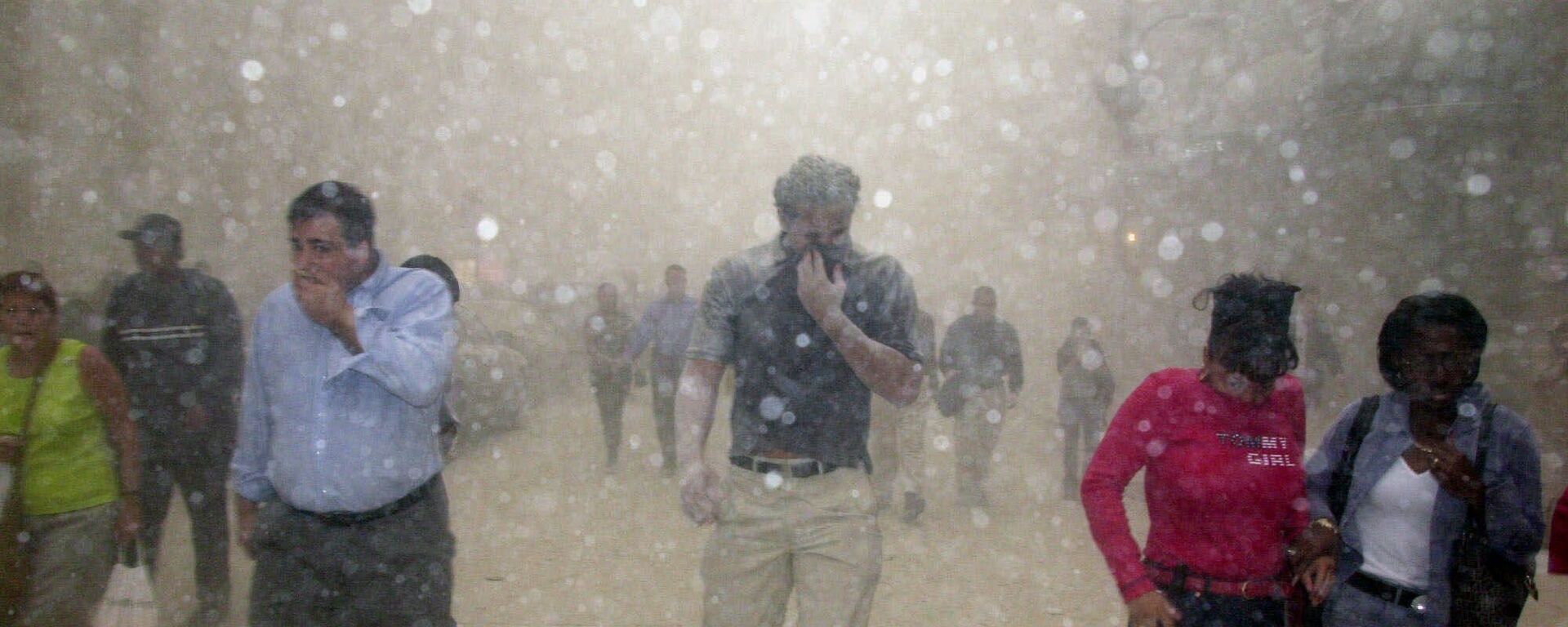 Люди на улицах во время теракта в Нью-Йорке  - Sputnik Mundo, 1920, 10.09.2021