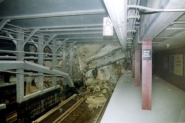 Mucha gente intentó llegar a los tejados de las torres con la esperanza de ser evacuados en helicópteros, pero el humo y el calor de los incendios imposibilitó el uso de helicópteros. En la foto: el túnel del metro destruido como consecuencia del colapso de las torres del World Trade Center. - Sputnik Mundo