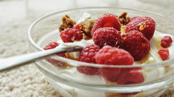 Yogur con bayas, miel y granola - Sputnik Mundo