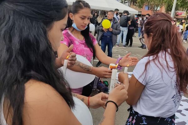 Familiares de las víctimas que murieron en medio de protestas contra la policía hace un año, les hicieron un homenaje este jueves en la zona del Verbenal, norte de Bogotá, epicentro de las manifestaciones - Sputnik Mundo