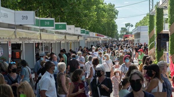 Visitantes durante el primer día de la Feria del Libro de Madrid - Sputnik Mundo