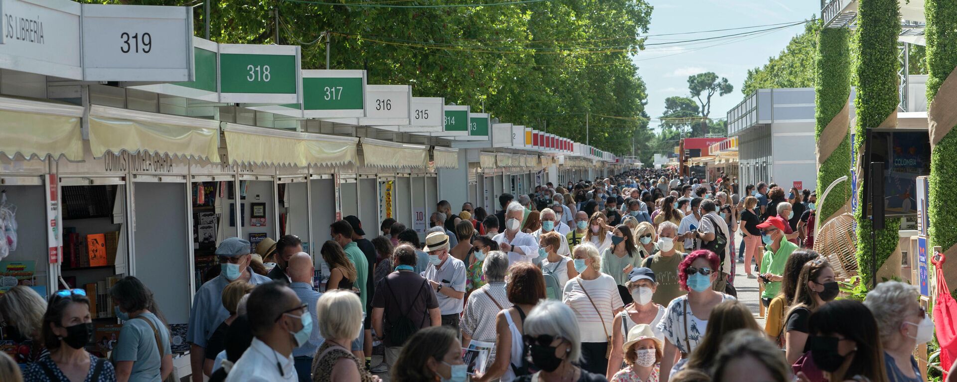 Visitantes durante el primer día de la Feria del Libro de Madrid - Sputnik Mundo, 1920, 10.09.2021