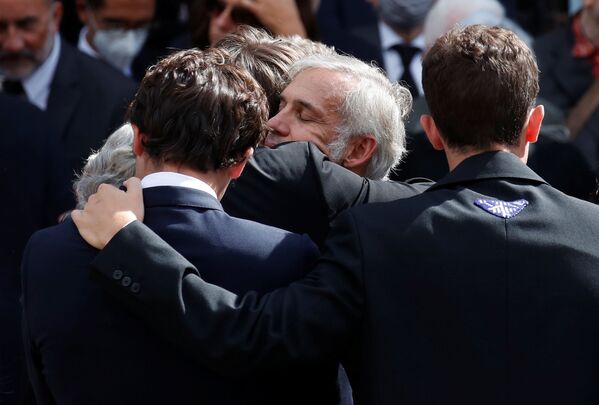 El 10 de septiembre, en la iglesia de Saint-Germain-des-Pres se celebró el funeral privado de Belmondo, al que solo asistieron sus familiares y amigos íntimos. En la foto: el hijo de Jean-Paul Belmondo, Paul. - Sputnik Mundo