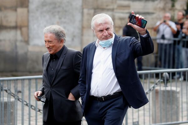 El periodista y presentador de televisión Michel Drucker junto al futbolista Luís Fernández acuden al funeral de Belmondo. - Sputnik Mundo