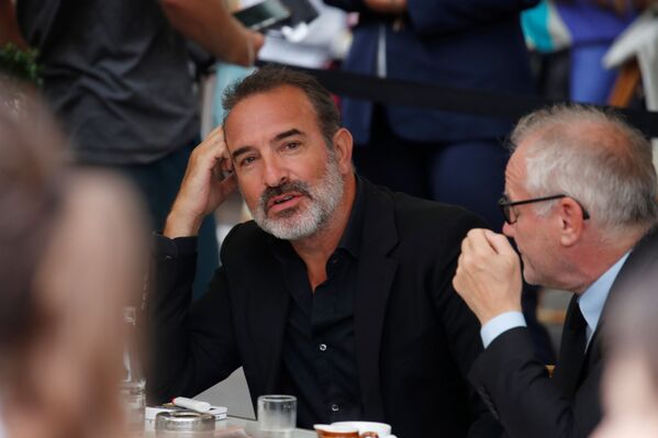 El actor Jean Dujardin antes de la misa en Saint-Germain-des-Pres. - Sputnik Mundo