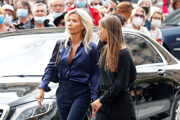 La hija menor del actor, Stella Belmondo, junto a su madre, Natti Tardivel. - Sputnik Mundo