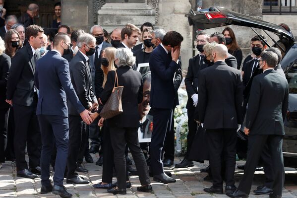 El legendario actor falleció el 6 de septiembre a los 88 años, en su casa de París. En la foto: los familiares de Jean-Paul Belmondo. - Sputnik Mundo