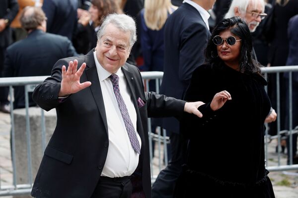 El escritor francés Paul-Loup Sulitzer asiste a la ceremonia de despedida de Belmondo. - Sputnik Mundo