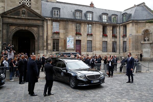 A lo largo de su prolífica carrera cinematográfica, el versátil actor fue galardonado con numerosos premios, como el Cesar (1989), la Palma de Oro honorífica (2011) o el León de Oro (2016), entre otros. En la foto: el ataúd de Belmondo abandona la iglesia de Saint-Germain-des-Pres. - Sputnik Mundo