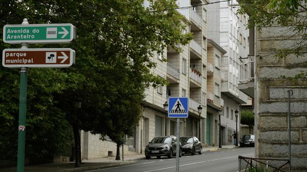 Edificio en la rúa de Astureses en O Carballiño, desde donde cayó la víctima - Sputnik Mundo