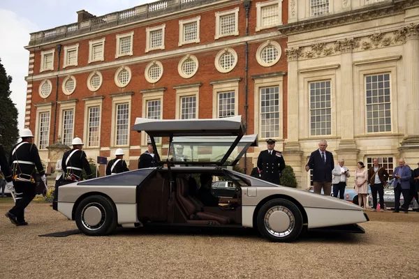 Este deportivo era tan rápido para su época, que los ingenieros de Aston Martin tuvieron serias dificultades para encontrar una recta en el Reino Unido lo suficientemente larga para poner a prueba su velocidad máxima.En la foto: la presentación tuvo lugar el 3 de septiembre en el palacio Hampton Court, al suroeste de la capital británica. Este deportivo era tan rápido para su época, que los ingenieros de Aston Martin tuvieron serias dificultades para encontrar una recta en el Reino Unido lo suficientemente larga para poner a prueba su velocidad máxima.En la foto: la presentación tuvo lugar el 3 de septiembre en el palacio Hampton Court, al suroeste de la capital británica. - Sputnik Mundo