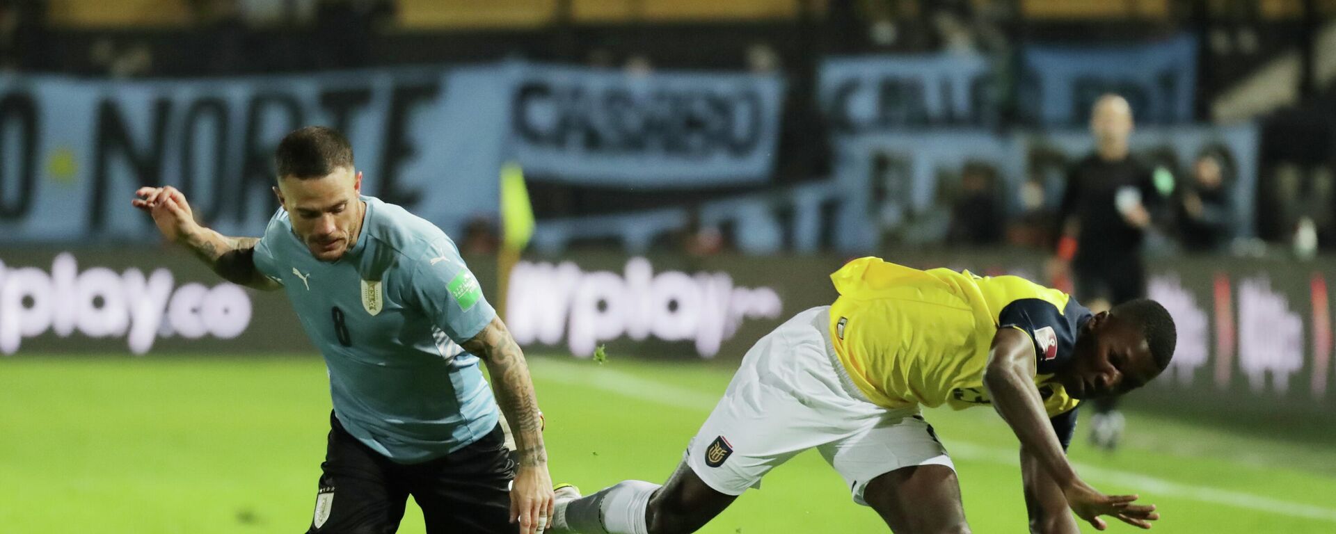 El futbolita uruguayo Nahitan Nandez disputa un balón con el ecuatoriano Moisés Caicedo durante un partido por las Eliminatorias sudamericanas para Catar 2022 en Montevideo - Sputnik Mundo, 1920, 10.09.2021