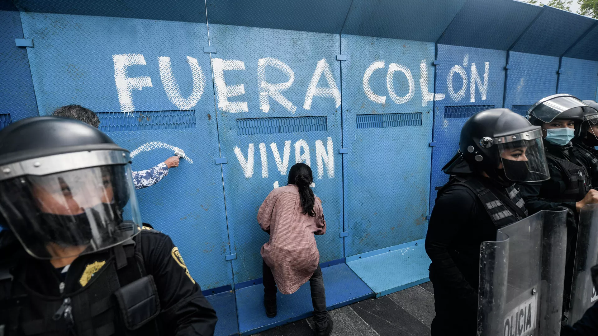 Grafiti contra la estatua de Colón en Ciudad de México
