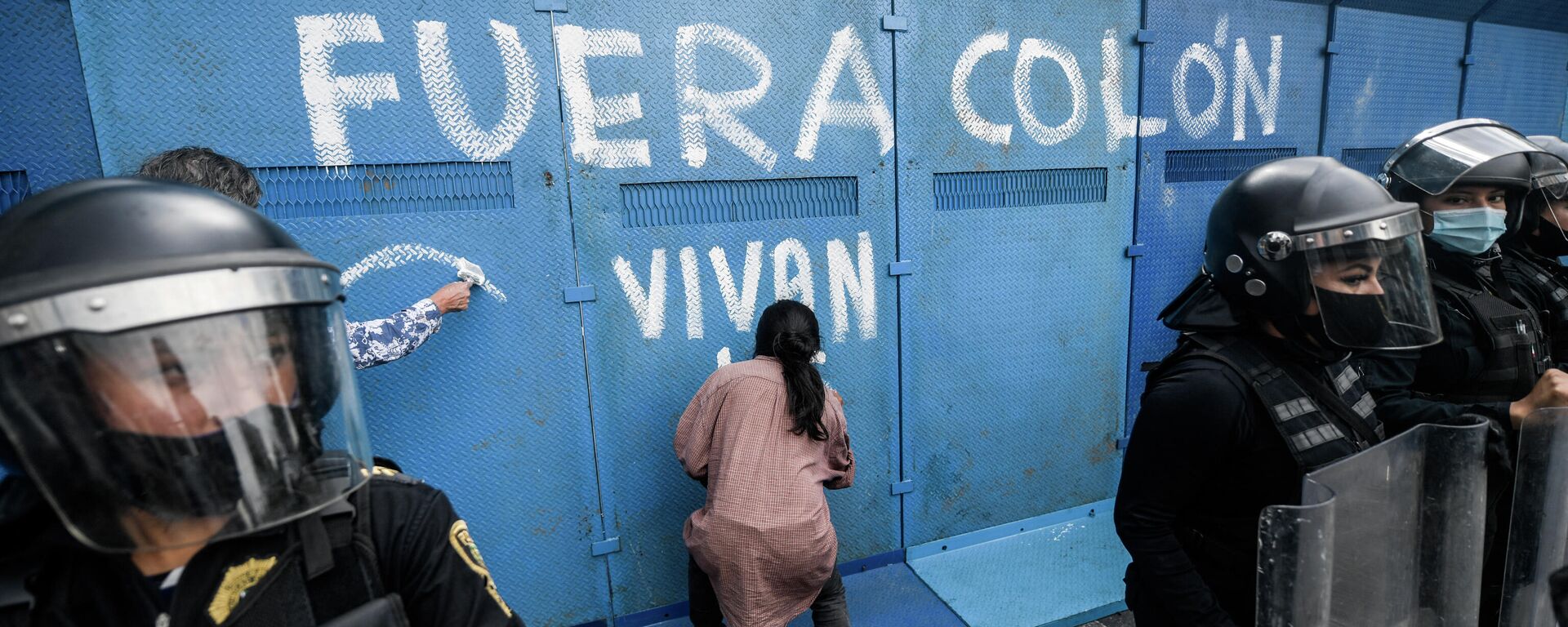 Grafiti contra la estatua de Colón en Ciudad de México - Sputnik Mundo, 1920, 11.09.2021