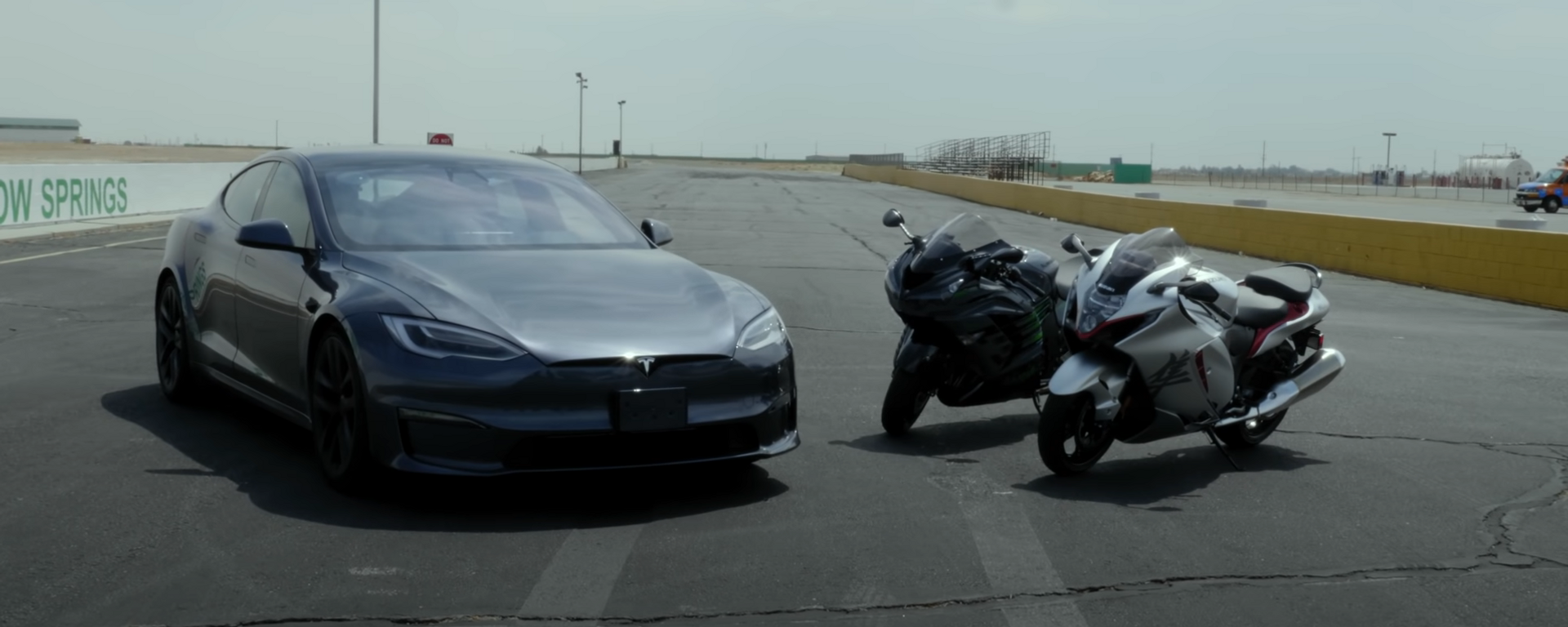 Tesla Model S Plain, Suzuki Hayabusa de 2022 y Kawasaki ZX-14R  - Sputnik Mundo, 1920, 11.09.2021