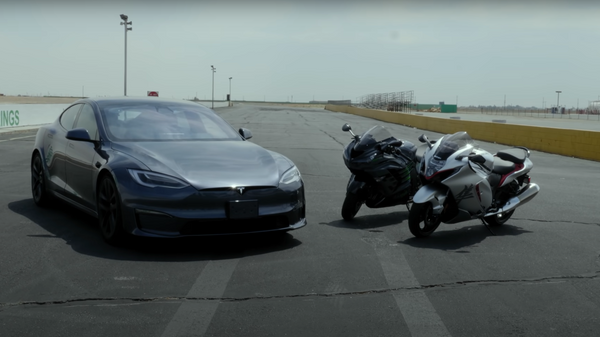 Tesla Model S Plain, Suzuki Hayabusa de 2022 y Kawasaki ZX-14R  - Sputnik Mundo