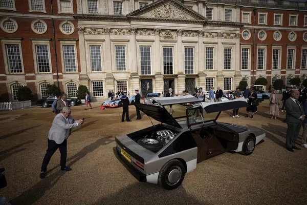 Existe solo un ejemplar del Aston Martin Bulldog, que en 1979 fue concebido por la marca británica como concepto. Ahora, después de haber pasado 35 años en almacenamiento y en manos de múltiples coleccionistas, este vehículo único ha sido restaurado y presentado en Londres. Existe solo un ejemplar del Aston Martin Bulldog, que en 1979 fue concebido por la marca británica como concepto. Ahora, después de haber pasado 35 años en almacenamiento y en manos de múltiples coleccionistas, este vehículo único ha sido restaurado y presentado en Londres. - Sputnik Mundo