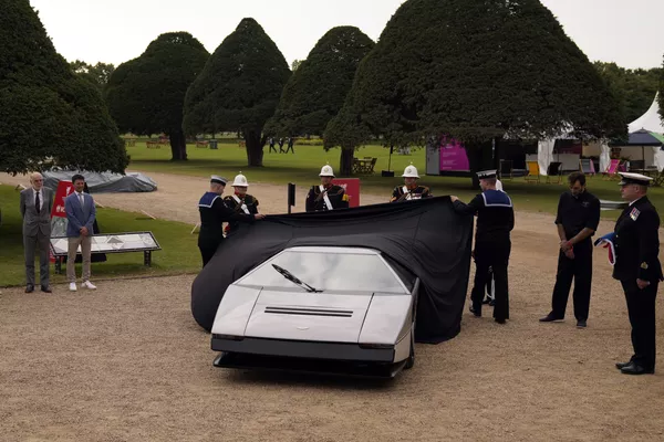 El trabajo de restauración duró 18 meses.En la foto: dos cadetas de la Armada Real del Reino Unido quitan el velo del Aston Martin Bulldog, mostrando al público el auto que fue restaurado tras estar en el olvido durante 35 años. El trabajo de restauración duró 18 meses.En la foto: dos cadetas de la Armada Real del Reino Unido quitan el velo del Aston Martin Bulldog, mostrando al público el auto que fue restaurado tras estar en el olvido durante 35 años. - Sputnik Mundo