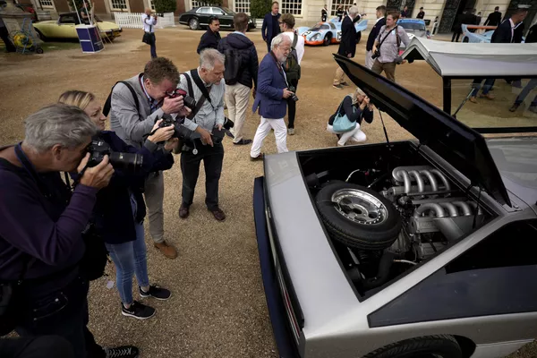Los periodistas toman fotos del motor del Aston Martin Bulldog: un V8 de 5,3 litros biturbo, que genera 700 caballos de potencia y 678 Nm de par motor. Después de la restauración, Sarofim planea llevar este auto hasta una velocidad de 322 km/h. Los periodistas toman fotos del motor del Aston Martin Bulldog: un V8 de 5,3 litros biturbo, que genera 700 caballos de potencia y 678 Nm de par motor. Después de la restauración, Sarofim planea llevar este auto hasta una velocidad de 322 km/h. - Sputnik Mundo