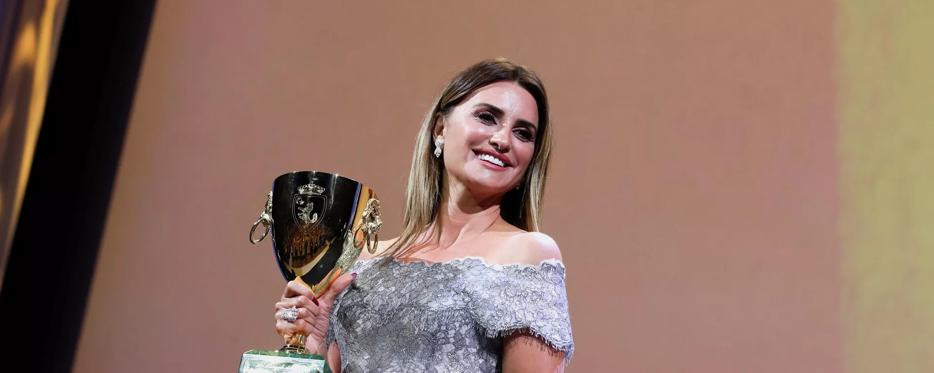 Penélope Cruz, actriz española, recibe la Copa Volpi a la Mejor Actriz en el Festival de Cine de Venecia, el 11 de septiembre del 2021 Penélope Cruz, actriz española, recibe la Copa Volpi a la Mejor Actriz en el Festival de Cine de Venecia, el 11 de septiembre del 2021 - Sputnik Mundo, 1920, 11.09.2021