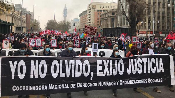 Marcha para recordar a las víctimas de la dictadura en Chile, a 48 años del golpe de Estado - Sputnik Mundo