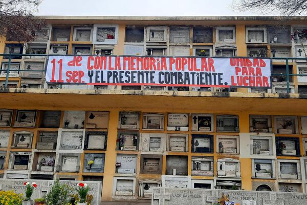 Pancarta en homenaje a Salvador Allende, en el interior del cementerio de la capital chilena  - Sputnik Mundo