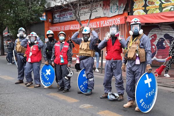 Una brigada sanitaria asiste a la marcha para recordar a las víctimas de la dictadura en Chile - Sputnik Mundo