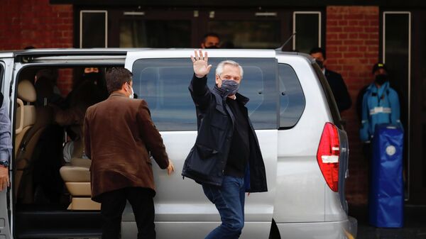 El presidente de Argentina, Alberto Fernández, llega al colegio electoral situado en el barrio de Puerto Madero, en Buenos Aires, para emitir su voto en las Elecciones Primarias Abiertas, Simultáneas y Obligatorias, el 12 de septiembre de 2021 - Sputnik Mundo