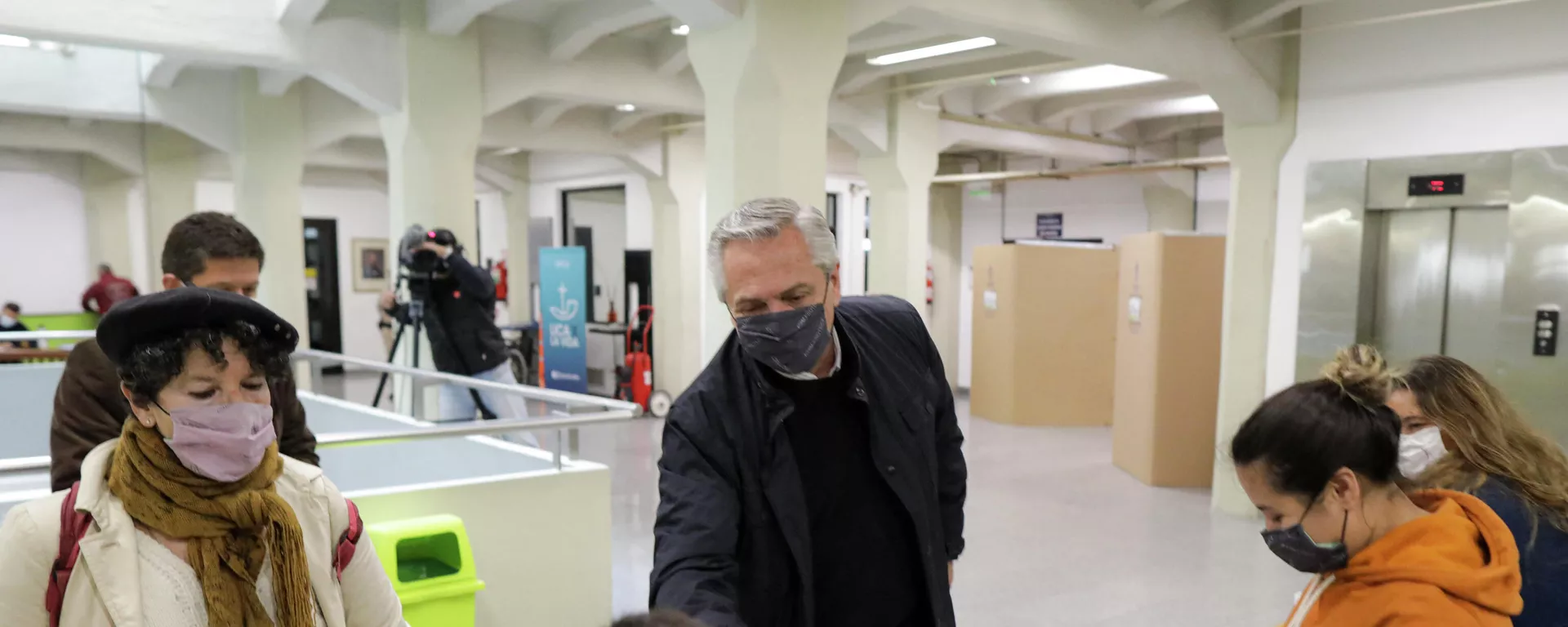 El presidente de Argentina, Alberto Fernández, vota en el colegio electoral del barrio de Puerto Madero, Buenos Aires, durante las Elecciones Primarias Abiertas, Simultáneas y Obligatorias, el 12 de septiembre de 2021 El presidente de Argentina, Alberto Fernández, vota en el colegio electoral del barrio de Puerto Madero, Buenos Aires, durante las Elecciones Primarias Abiertas, Simultáneas y Obligatorias, el 12 de septiembre de 2021 - Sputnik Mundo, 1920, 12.09.2021
