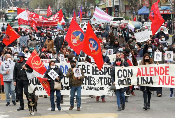 El 11 de septiembre de 1973 en Chile tuvo lugar el golpe de Estado por el que fue derrocado el Gobierno democrático del presidente Salvador Allende. Las fuerzas armadas establecieron una junta militar presidida por el comandante en jefe del Ejército, Augusto Pinochet, quien se convertiría en el líder de la dictadura hasta el 11 de marzo de 1990. A partir de ese año, los chilenos recuerdan a las víctimas de la dictadura con marchas y eventos.  En la foto: manifestantes participan en una marcha por el 48 aniversario del golpe militar en Chile de 1973, en Valparaíso, Chile. - Sputnik Mundo