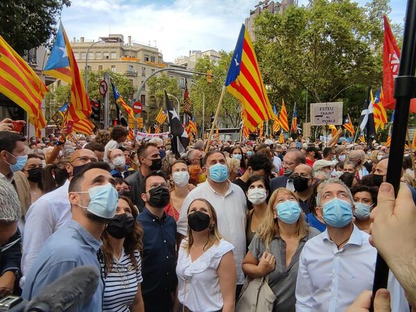 El 11 de septiembre los catalanes celebran el Día de Cataluña, a veces denominado el Día Nacional de Cataluña, la​ Fiesta Nacional de Cataluña​ o simplemente la Diada, en catalán. Este día conmemoran la caída de Barcelona a manos de las tropas borbónicas dirigidas por el duque de Berwick durante la guerra de sucesión española el 11 de septiembre de 1714, tras 14 meses de sitio. Cataluña festeja este día a lo grande, con manifestaciones y conciertos. La gente cuelga una estelada —la bandera independentista catalana— en su balcón y canta el himno de Cataluña, Els Segadors.  En la foto: el presidente Pere Aragonès, Oriol Junqueras, Laura Vilagrà, Roger Torrent, Marta Vilalta, Raül Romeva y Meritxell Serret (ERC) en la manifestación de la ANC por la Diada en Barcelona. - Sputnik Mundo