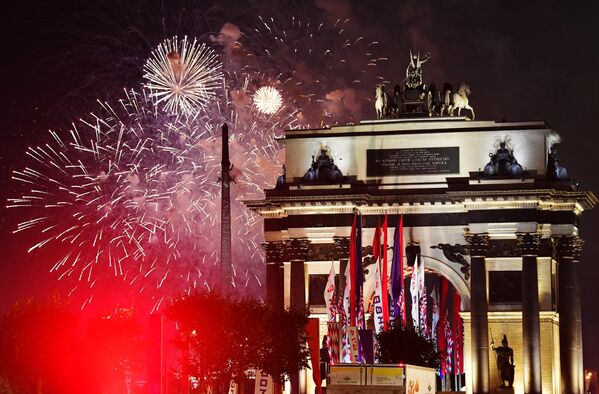 El Día de la Ciudad de Moscú es una fiesta oficial que los moscovitas celebran anualmente. La fecha honra la fundación de la capital rusa en el año 1147 por el príncipe Yuri Dolgoruki. El evento cae tradicionalmente el primer fin de semana de septiembre. En el 2021, se aplazó una semana. La celebración incluye actividades culturales, un desfile y fuegos artificiales por la noche. En la foto: fuegos artificiales en Moscú con motivo del día de la ciudad, que este año se celebra el 11 de septiembre. - Sputnik Mundo